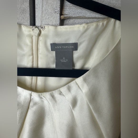 Ann Taylor Floral Silk Dress. Lines. Great Condition. Size 4. Creamy White - Picture 5 of 9